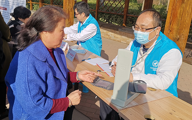 【学雷锋日】LEDONG中国·官方网站,乐动中国门户入口举办“爱满京城，牵手智慧家医”志愿服务活动(图5)